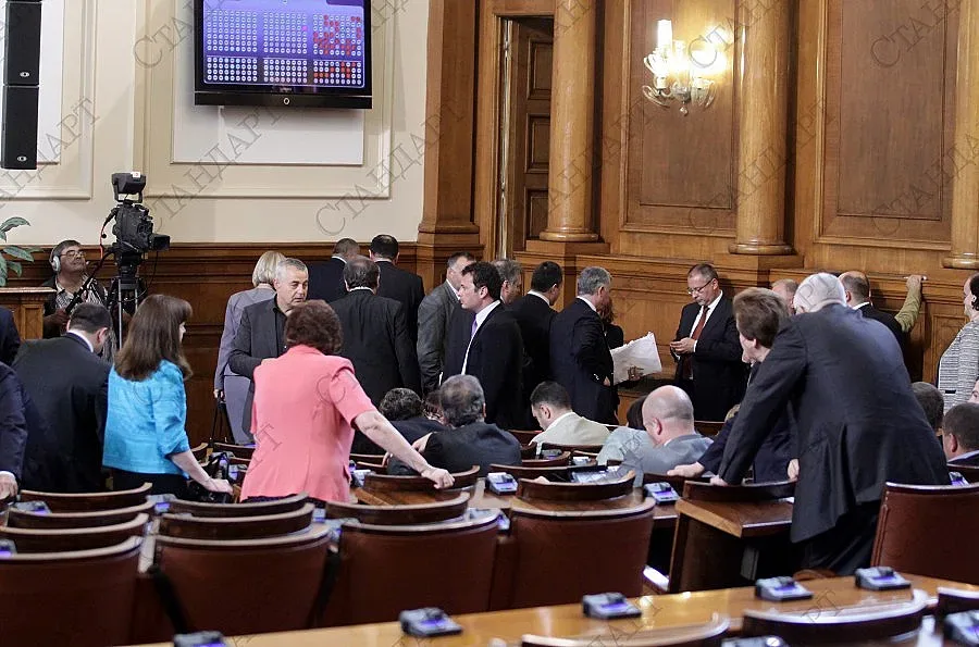 Депутатите решиха: Няма да има референдум