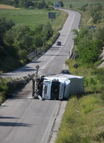 Катасрофа на ТИР блокира „Тракия"