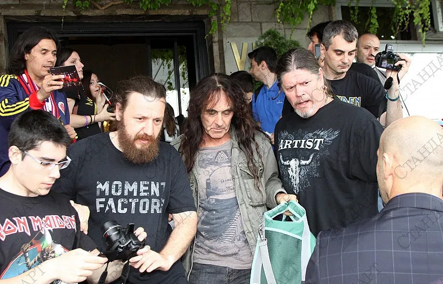 Озверяла тълпа посрещна "Мейдън"