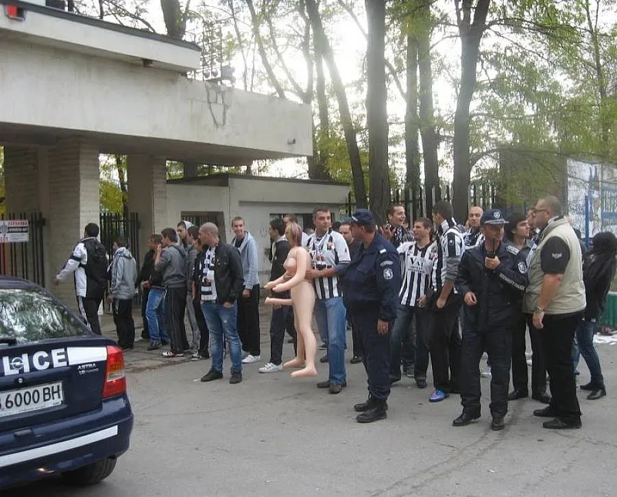 "Лаута" под обсада, "Локо" се разпада