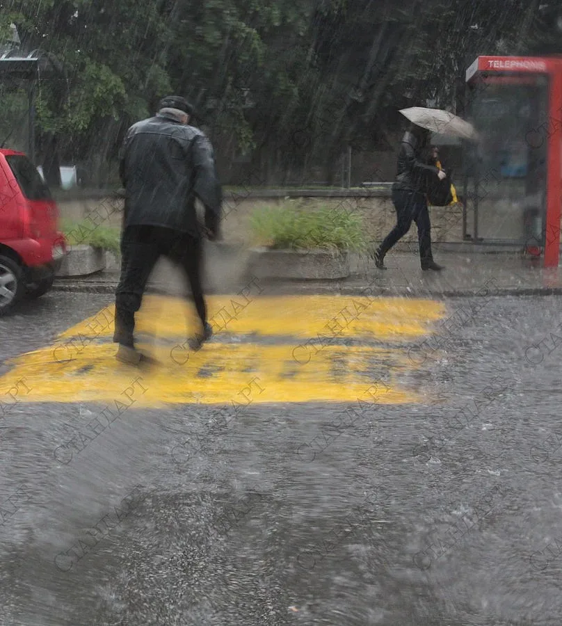 Проливен дъжд наводни къщата на многодетен свещеник