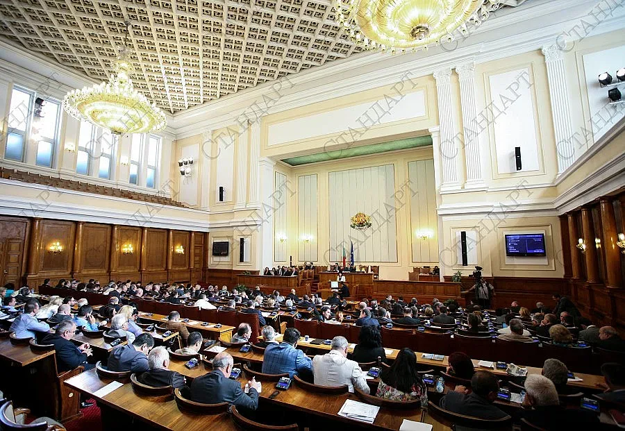Парламентът заседава извънредно на 17 юни