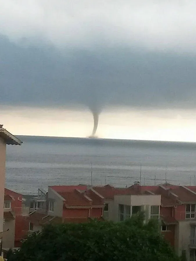 Торнадо се изви край Созопол