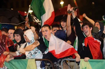 Зверско убийство почерни Италия (ОБЗОР)