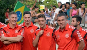 ФИФА качи Швайни на хеликоптер