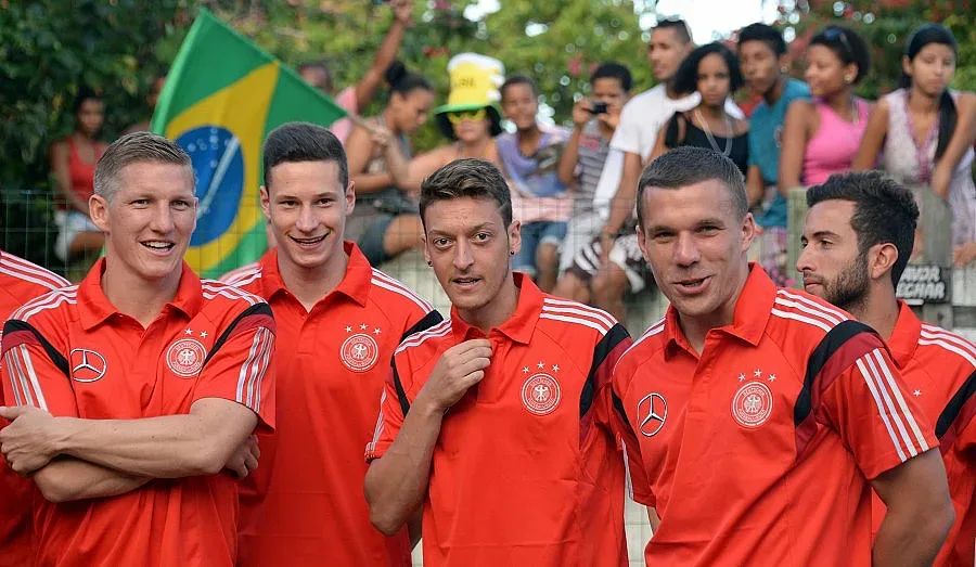 ФИФА качи Швайни на хеликоптер