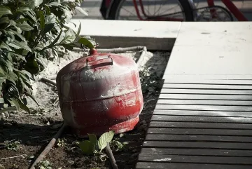 Газова бутилка гръмна и рани човек