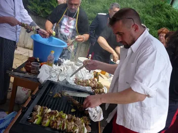 Казаци пекоха шашлици и тропаха право хоро