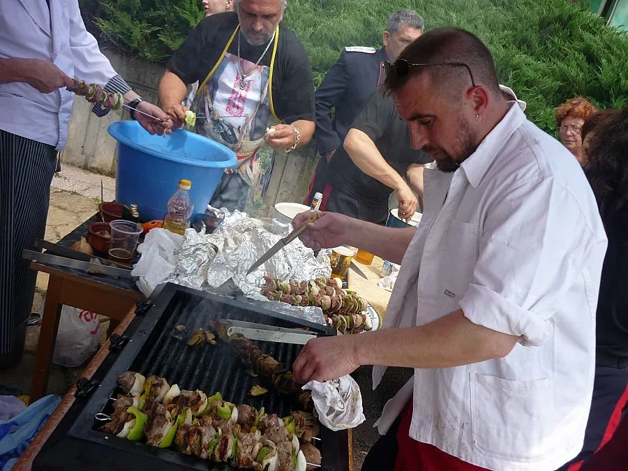 Казаци пекоха шашлици и тропаха право хоро