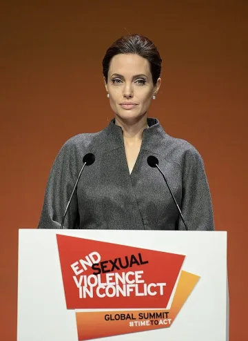 Кралицата направи Анджелина Джоли почетна дама