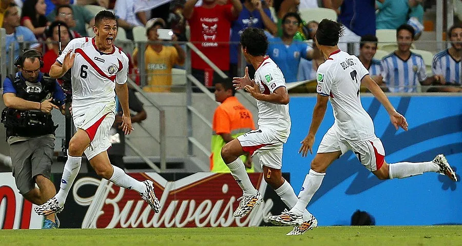 Коста Рика отмъкна победата под носа на фаворита Уругвай 