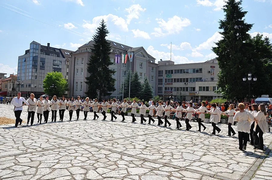 Танци и тъпани разлюляха три планини край Разлог