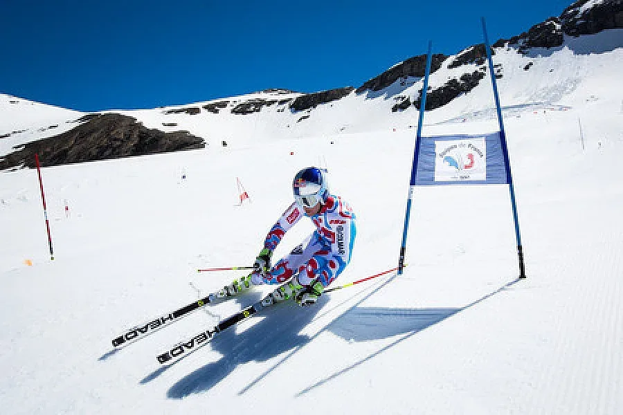 Пинтуро и Тео подписаха с HEAD