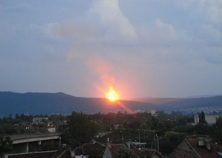 Взрив и пожар в оръжейна край Казанлък (ОБЗОР)