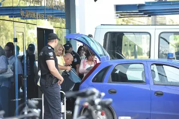 Прокурори в офиси на Цветан Василев