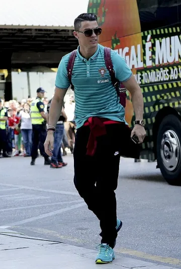 Роналдо раздава екипи за целувки