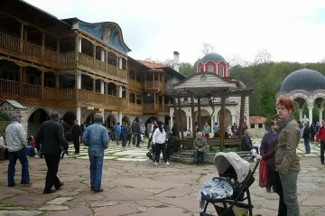 Африкански владика търси храна за студенти