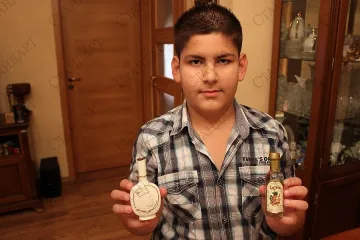 Хлапе с колекция от 700 патрончета