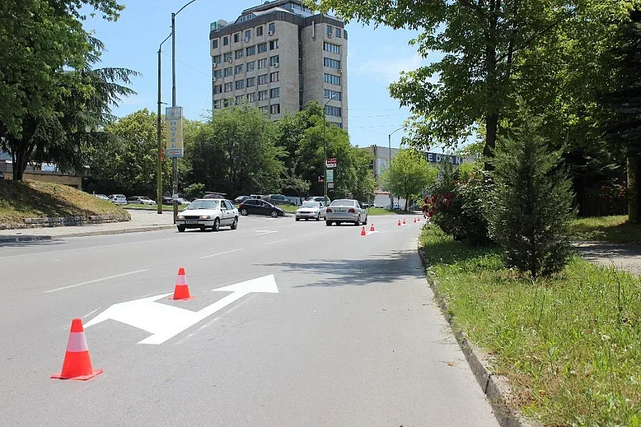 Слагат нови тротоари до училище в Благоевград