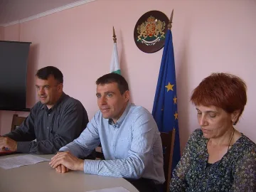 В Кърджалийско се справиха с мароканските скакалци