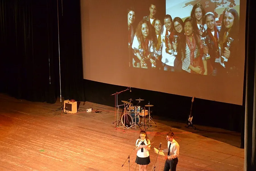 Ученици събират средства за състезание с концерт