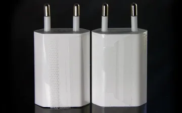 Apple подменя европейските адаптери за iPhone