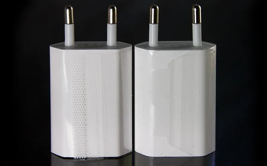 Apple подменя европейските адаптери за iPhone