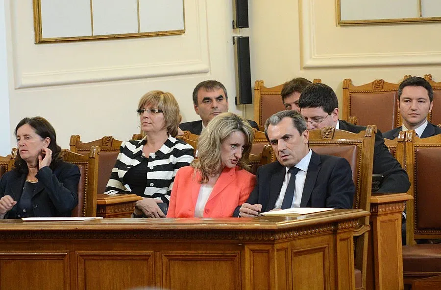 Правителството оцеля и на петия вот