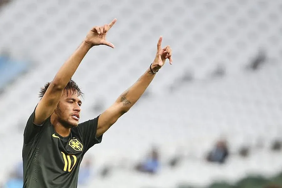 Трудна победа за Бразилия на старта