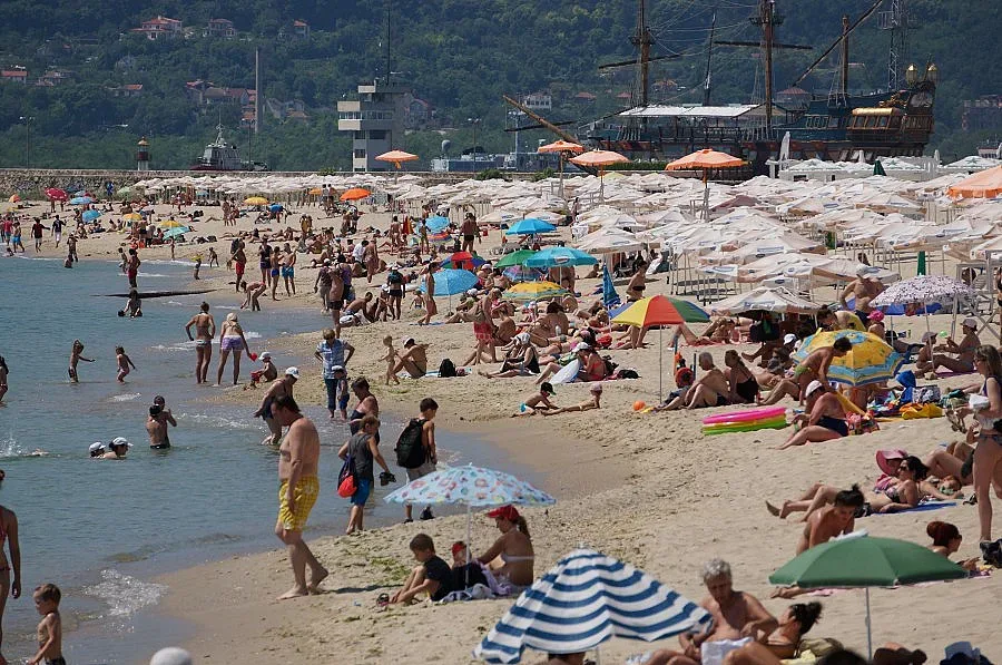 Момичетата с прашки демоде на плажа