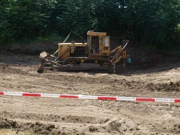 Багер изкопа бомба в парк