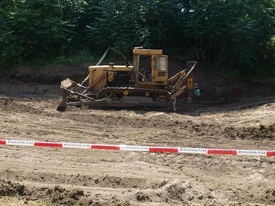 Багер изкопа бомба в парк