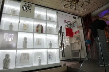 Картини в шкаф