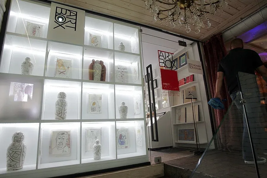 Картини в шкаф