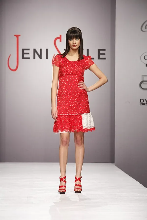 Лазурно синьо, бански с акцент и черно-бяло бельо са акцентите в "Модна фиеста