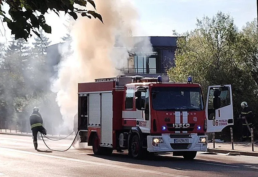 Мъж пусна радиото в колата си и стана най-страшното