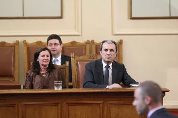 Изслушват Орешарски в парламента в петък