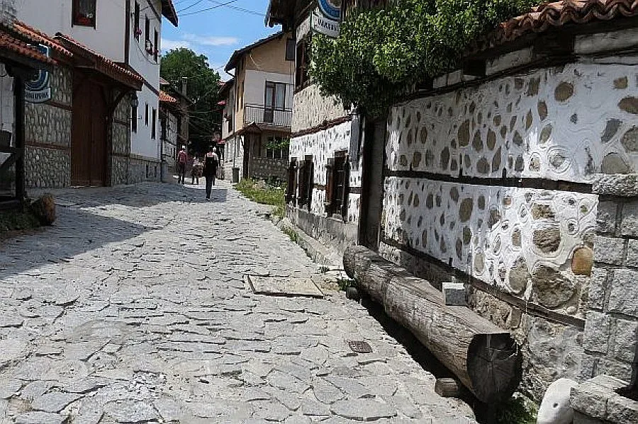 Туристи готвят, пеят и плуват през лятото в Банско