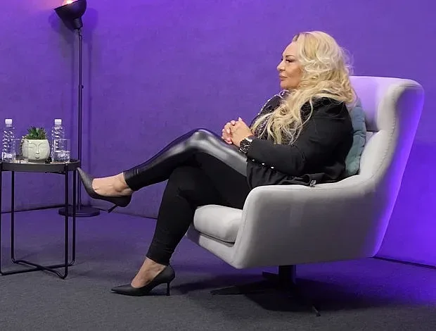 Ужас! Култова наша звезда пее на убиеца на мъжа си