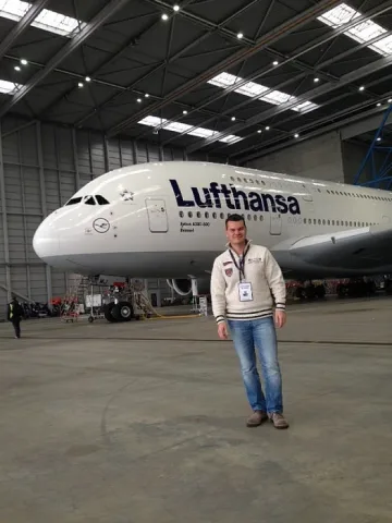 Нашият Марио пилотира самолет за "Гинес"