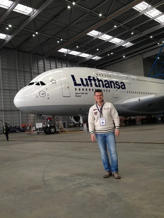 Нашият Марио пилотира самолет за "Гинес"