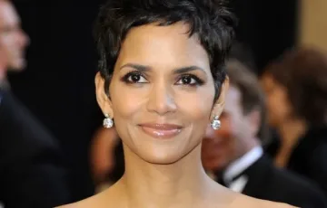 Холи плаща издръжка на бившия