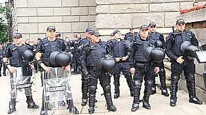 Водни оръдия в София! Центърът е блокиран