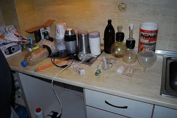 Лаборатория за метамфетамин и канабис разкриха в Сливен