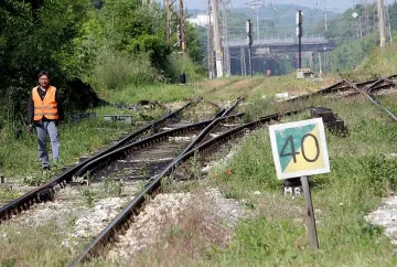 Мъжете, блъснати от влака, са в критично състояние