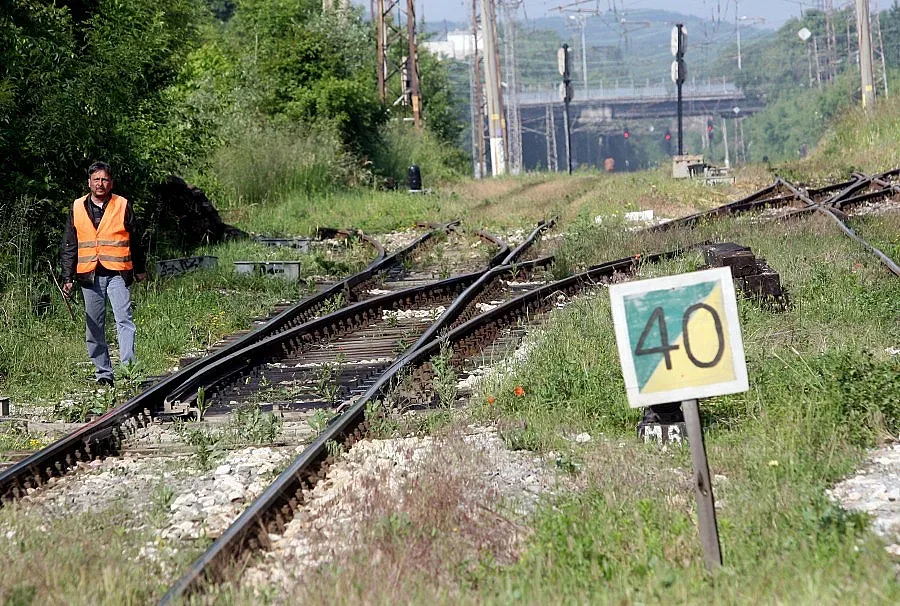 Мъжете, блъснати от влака, са в критично състояние