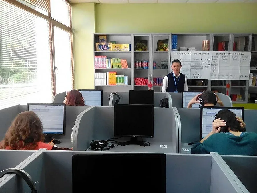 Студентка от ВТУ шашна китайци на изпит