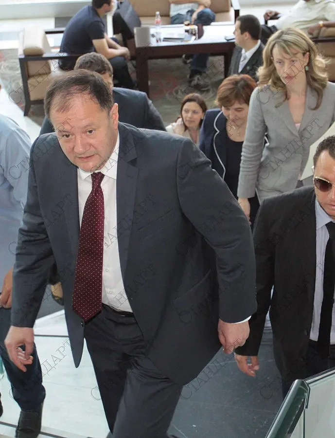 Миков: Гледаме предложението на президента за референдум до края на седмицата