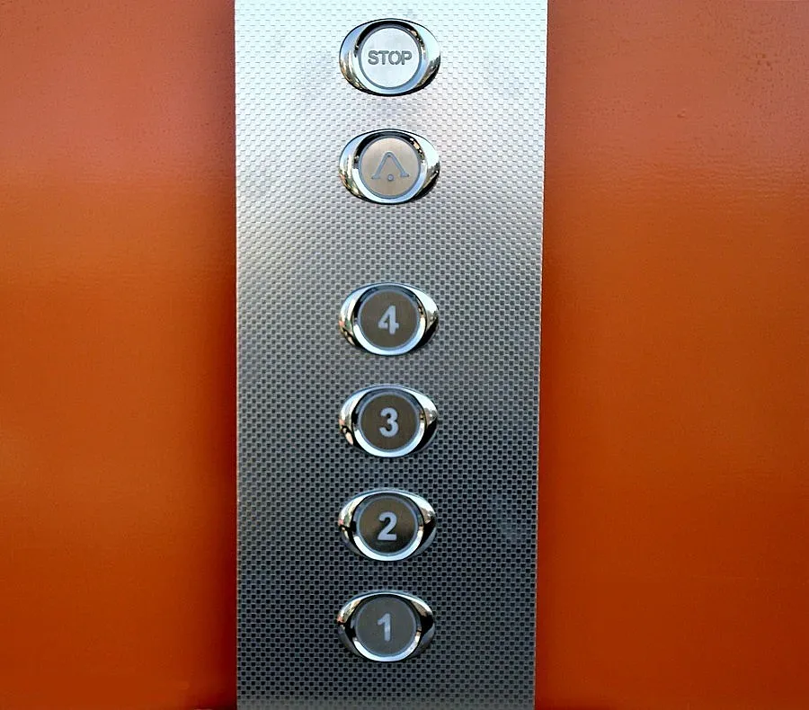 Асансьор проби покрив на небостъргач в Чили (ВИДЕО)