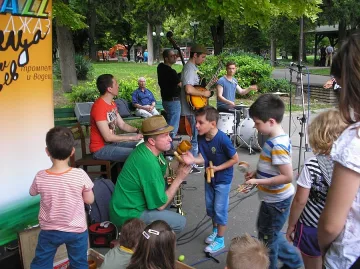 Тромпетът на Венци свири сбор за най-малкти фенове на джаза